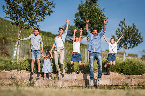 Britta und Martin Korrell mit ihren 4 Kindern